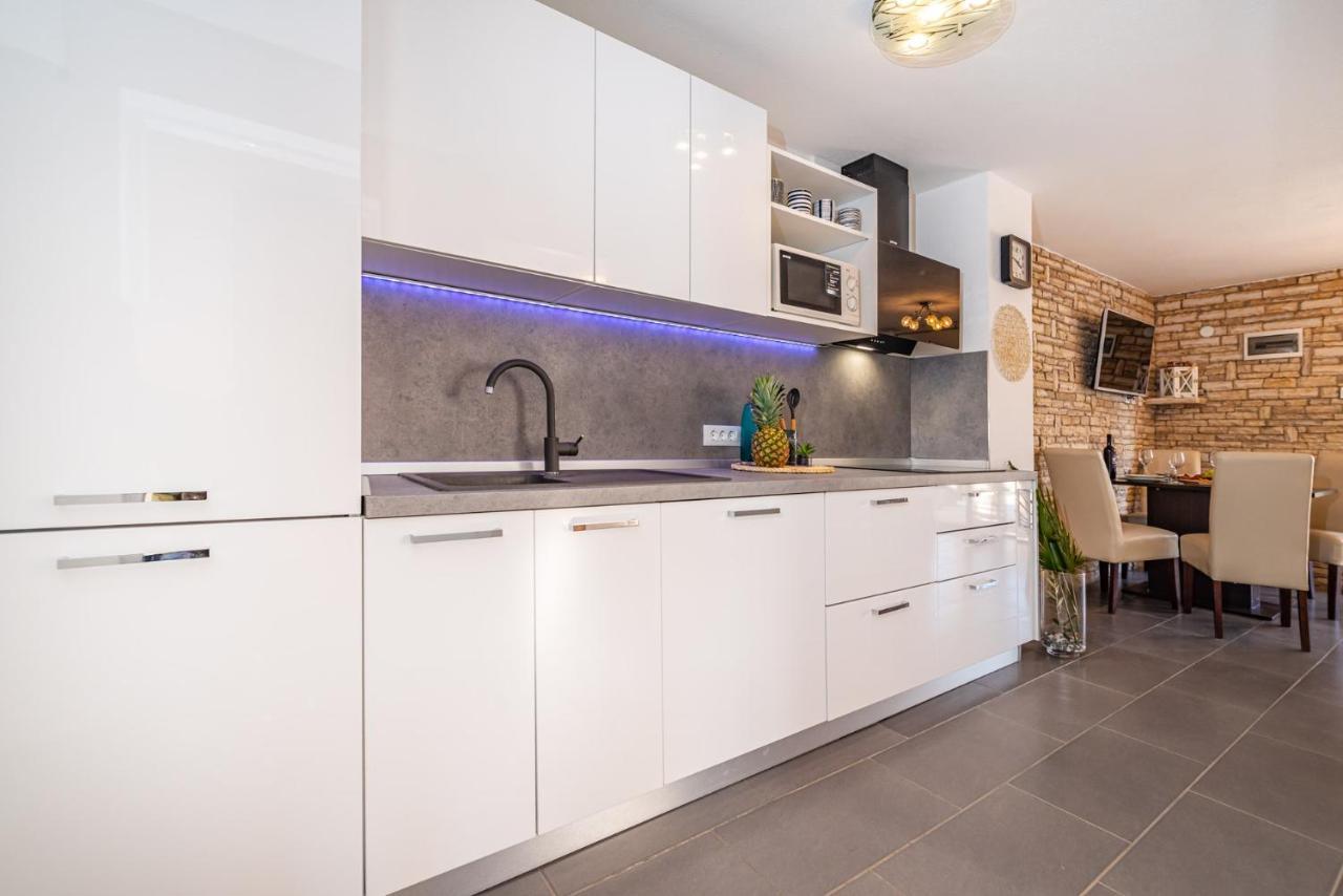 Maia Lena Apartment Ясенице Екстериор снимка