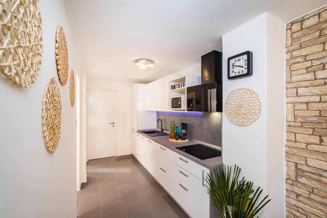 Maia Lena Apartment Ясенице Екстериор снимка